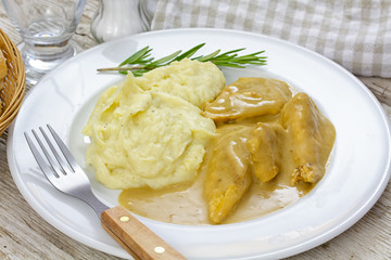 chicken with cream and mashed potatoes