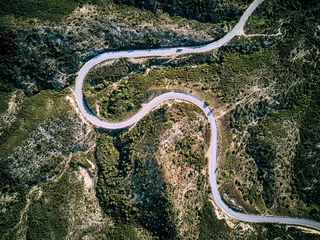 Fototapeten Luftbild der kurvenreichen Straße © haveseen