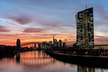 Abendstimmung über der Frankfurter Skyline mit Deutschherrnbrücke und der Europäischen...