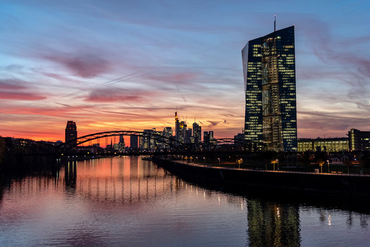 Abendstimmung über der Frankfurter Skyline mit Deutschherrnbrücke und der Europäischen Zentralbank im Vordergrund