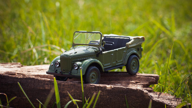 Toy car GAZ 69 green