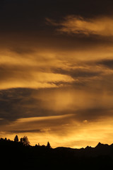 Obraz premium Coucher de soleil sur les Alpes de Haute-Savoie. / Sunset on the Alps of Haute-Savoie.