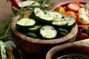 verdure alla griglia zucchini cipolle con insalata di pomodori
