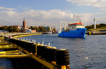Widok wejścia do portu w Kołobrzegu,falochron,statek,latarnia