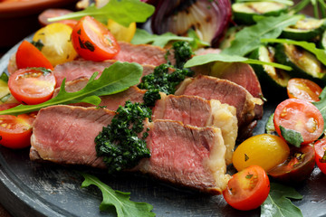 deliziosa bistecca di vitello alla griglia con verdure e zucchini 