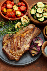deliziosa bistecca di vitello alla griglia con verdure e zucchini 