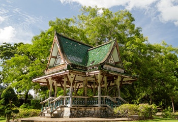Fototapeta na wymiar pagoda in ruins in a park in Thailand