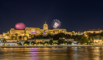 Fototapeta premium Sylvester in Budapest mit Feuerwerk