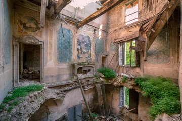 Eingestürzte Decke nach einem schweren Erdbeben