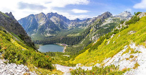 Fototapeta premium Panoramiczny widok jeziorny Popradske Pleso w Wysokich Tatras górach, Sistani