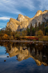 Obraz premium Three Brothers Reflection in the Merced River