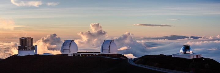 Sonnenuntergang am Mauna Kea, mit Blick auf Maui, Big Island, Hawaii