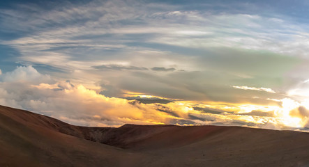 Blick auf den aktiven Mauna Loa, vom Mauna Kea, Big Island, Hawaii