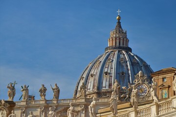 Obraz premium Vatican City - View of Piazza San Pietro, with its religious symbols. 