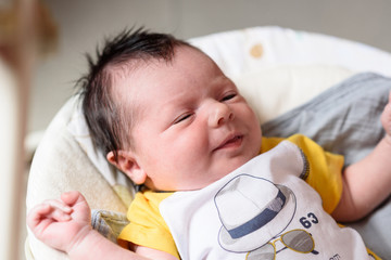 Bebé tumbado en hamaca para bebes 03