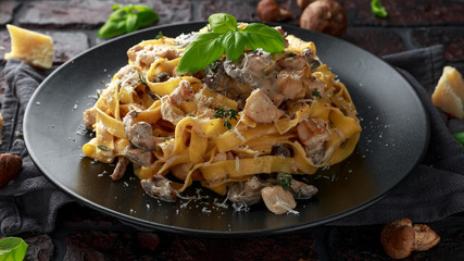 Pasta with shiitake mushrooms and chicken with herbs and cheese