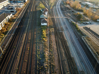 Fototapeta na wymiar Infrastrucktur, Gleisanlage, Züge, Weichen, Straßenbrücken, Schienen