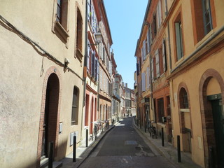 Fototapeta na wymiar narrow street With colorful houses