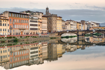 Fototapeta na wymiar Le long de la riviere Arno a Florence en Toscane - Italie