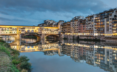 Fototapeta premium Le long de la riviere Arno a Florence en Toscane - Italie
