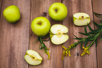 Fototapeta na wymiar Ripe green apples on a wooden board