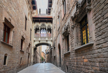 Fototapeta na wymiar Famous mediveal Bridge between buildings and street in Barrio Gotic quarter of Barcelona, Spain
