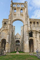 Fototapeta na wymiar Le rovine dell'abbazia di San Pietro di Jumièges, Normandia, Francia