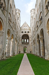 Le rovine dell'abbazia di San Pietro di Jumièges, Normandia, Francia