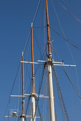 Masten (Dreimaster) vor blauem Himmel