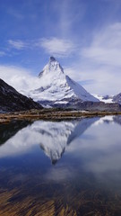Matterhorn im Herbst mit Spiegelung im Riffelsee