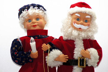 Weihnachtsmann und Weihnachtsfrau freigestellt auf weißem Hintergrund