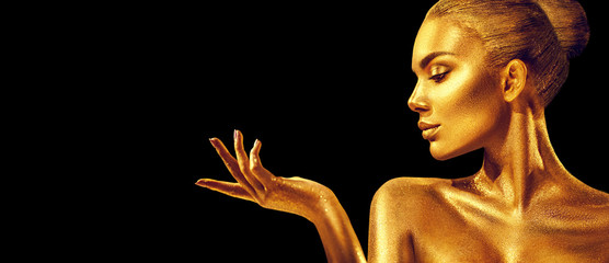 Goldene Frau. Schönheitsmode-Modellmädchen mit goldener Haut, Make-up, Haaren und Schmuck auf schwarzem Hintergrund. Modekunstportrait