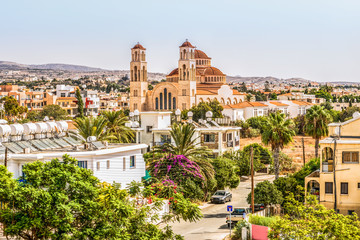 Uitzicht op de stad Paphos op Cyprus. Paphos staat bekend als het centrum van de oude geschiedenis en cultuur van het eiland. Het is erg populair als centrum voor festivals en andere jaarlijkse evenementen.