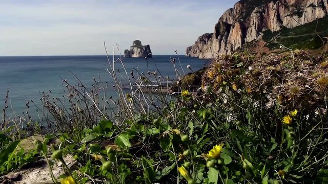 Suggestiva cornice scenografica dell'insenatura di Masua, con vista sull&rsquo;Imponente roccia del Pan di Zucchero, lungo la costa dell&rsquo;Iglesiente a sud ovest della Sardegna, Italia.