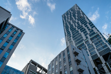 東京渋谷　下から見上げるビル郡と青空１