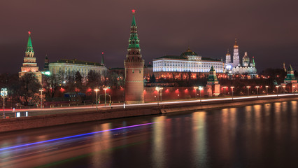 Obraz premium Night View over the Moskva River to the Kremlin in Moscow at night