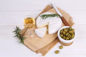 Camembert with white wine and marinated olives
