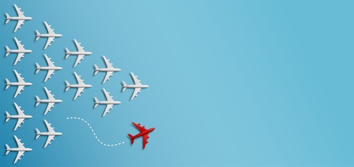 Grupo de aviones en una dirección y un avión rojo apuntando de manera diferente sobre fondo azul. Negocio para la creatividad de nuevas ideas y conceptos de soluciones