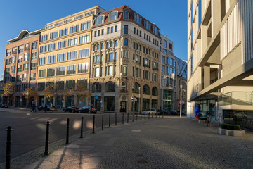 Fototapeta premium Hausvogteiplatz w Berlinie w słoneczny jesienny dzień