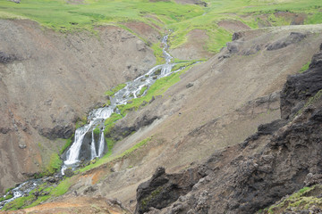 Fototapeta na wymiar Grüne Landschaft mit heißen Quellen und Wasserfällen - Hengill Geothermalgebiet / Island