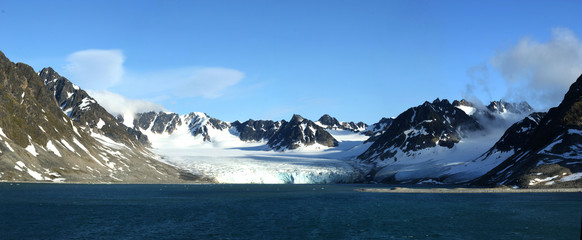 Berge, Eis, Gletscher und das Meer