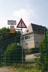 Straßenschild mit Zaun