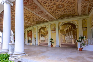Fototapeta premium Zdobiona galeria pałacu w Pawłowsku, Sankt Petersburg, Rosja