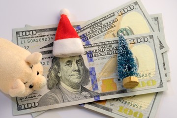 Franklin on a hundred dollars, a soft piglet, a Christmas tree and a Santa Claus hat. How much money do Americans spend on New Year's holidays? The concept of finance and debt in the year of the pig