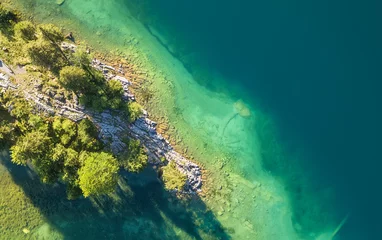 Fotobehang Luchtmening over het meer en het bos. Natuurlijk landschap van drone. Luchtlandschap vanuit de lucht in Zwitserland © biletskiyevgeniy.com