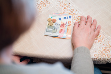 alte Frau zählt Geld