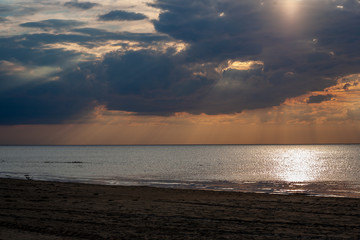 Obraz premium sea beach skyline with clouds and calm water