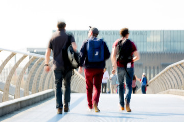 Obraz premium Londyn, Wielka Brytania. Zamazany obraz ludzi przechodzących przez Most Milenijny we wczesnych godzinach porannych