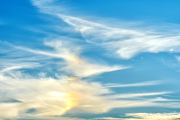 Obraz premium Naturalny kolor zimy zimne światło chmury niebo z tęczą panoramiczny krajobraz z lotu ptaka widok chmury sezonowa atmosfera pogoda środowisko podróże lotnicze wzór tapety