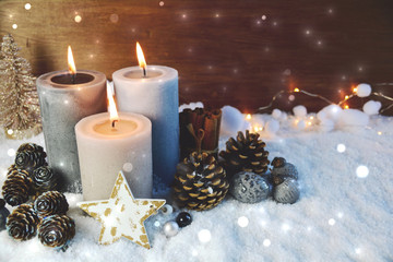 Adventskerzen im Schnee - dritter Advent